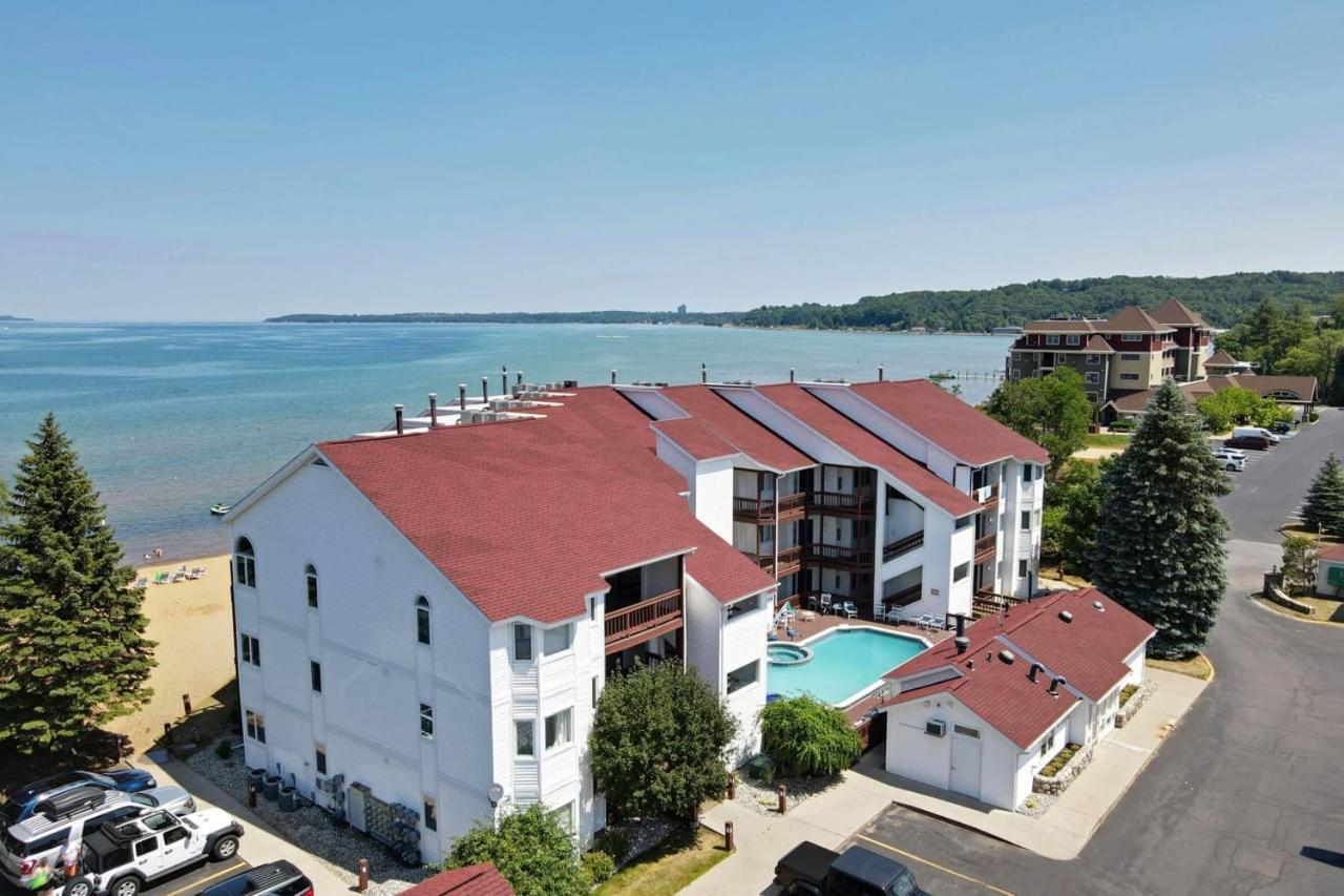 Beachside 216 With Pool Hot Tub And Private Deck Overlooking East Bay Траверс-Сіті Екстер'єр фото